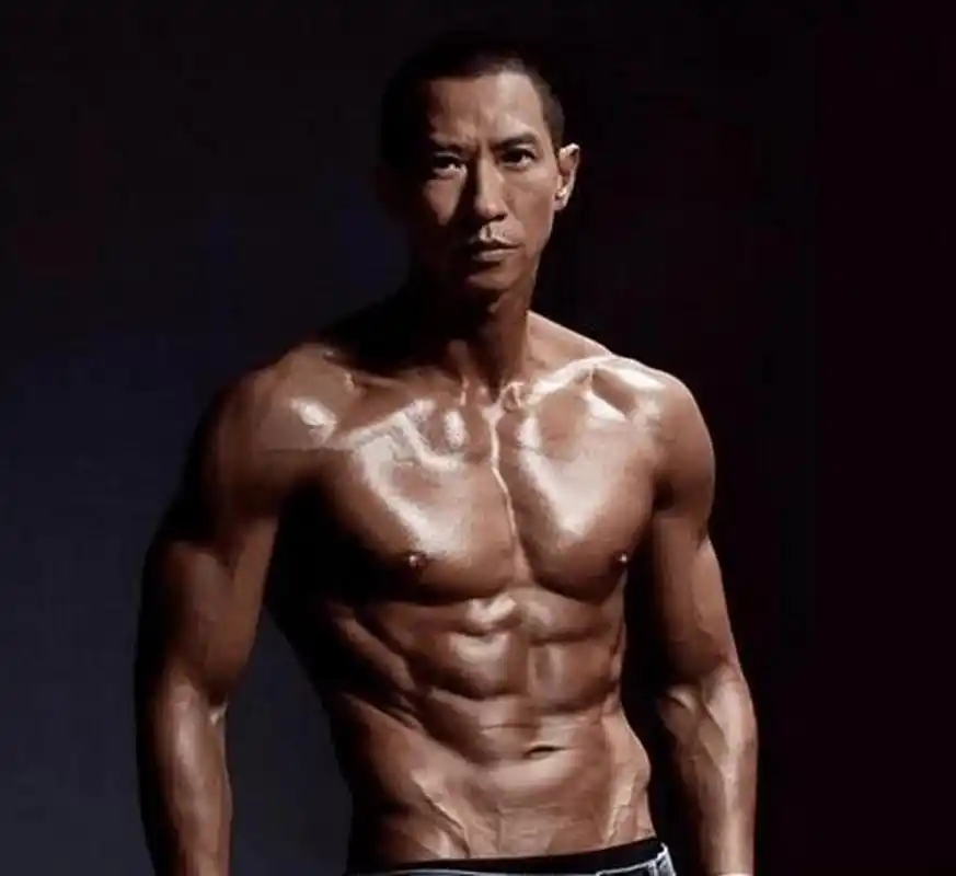 张家辉,作为影帝的他也是不容易,这个身材就是在拍摄《激战》时候练出