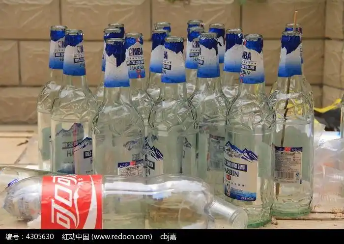 一堆啤酒瓶