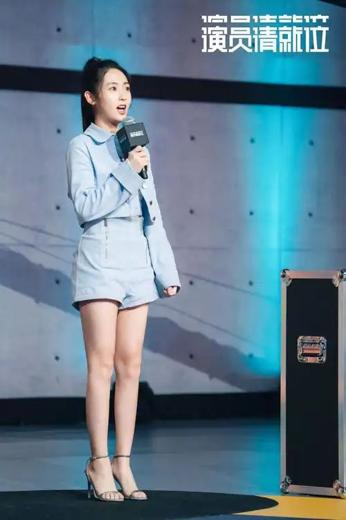 邢菲《演员请就位》少女感十足 套装出镜秀小蛮腰美腿抢镜