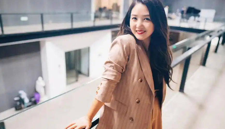 何洁穿对了真美条纹西装配驼色阔腿裤比平常显气质10倍不止