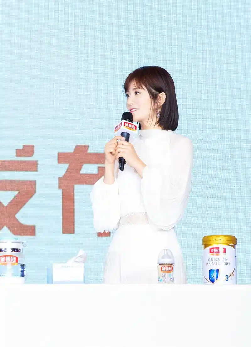 谢娜现身伊利"金领冠"全新代言人发