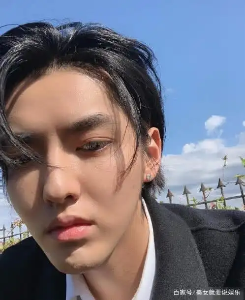 吴亦凡今日生图,瘦了后的他颜值回归颠覆,和baby合体录节目