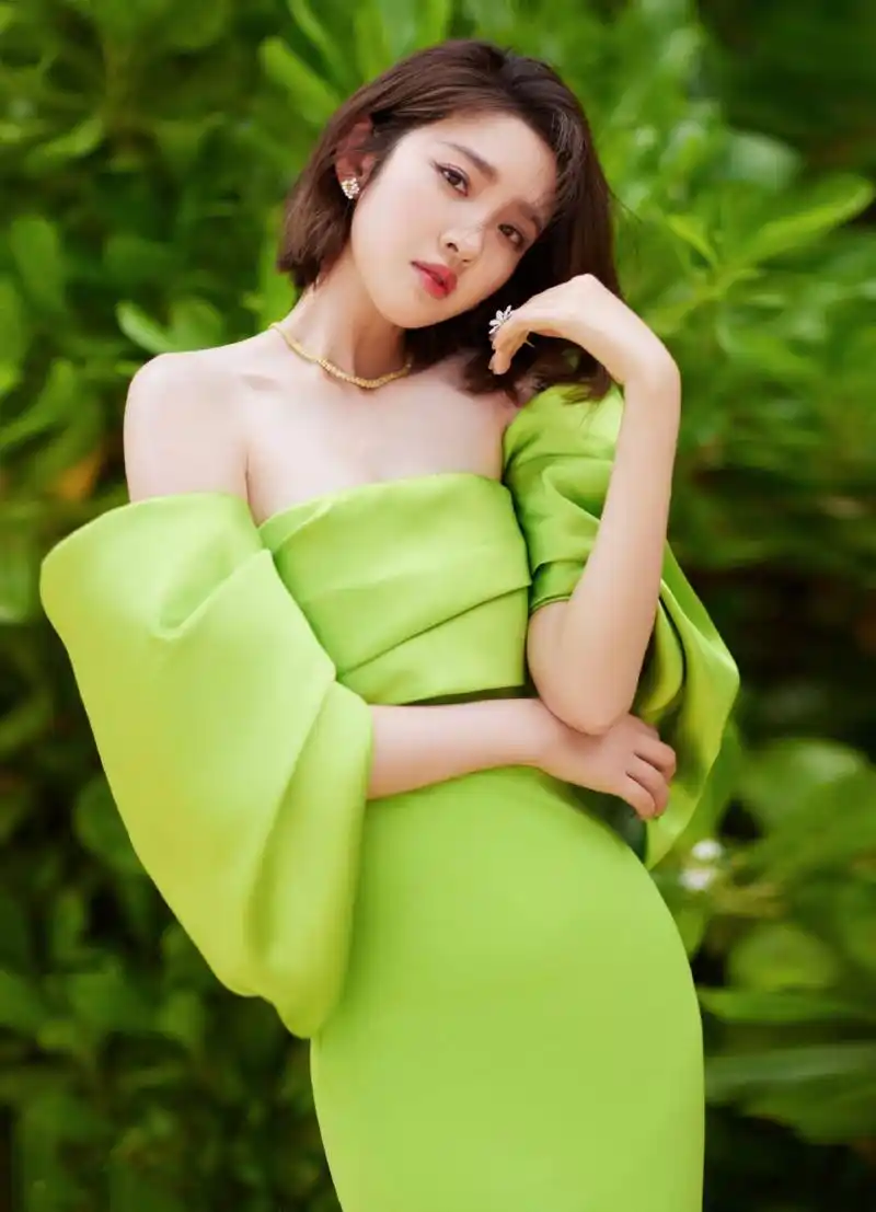 唐艺昕# 一袭绿色抹胸溜肩开叉裙,雪肤玉貌的容颜,白皙细嫩的肩颈线