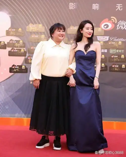 贾玲张小斐合体走红毯,互动超有趣, 不行了,贾玲笑死我了,感觉她又