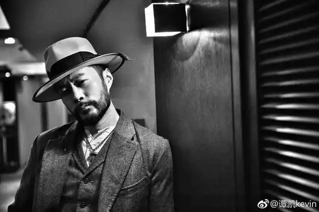 萌大叔谭凯刮风满街追帽子怕因为胡子掉粉走在时尚前沿有代价