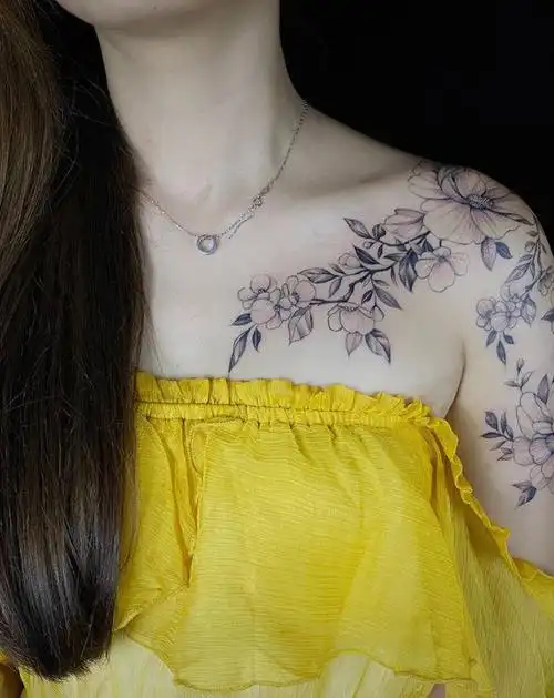 素花纹身图片_肩部胸部纹身图案