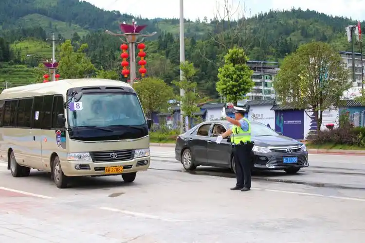 7月17日,民警在指挥车辆两天的安保工作,全体参战民警辅警战高温斗