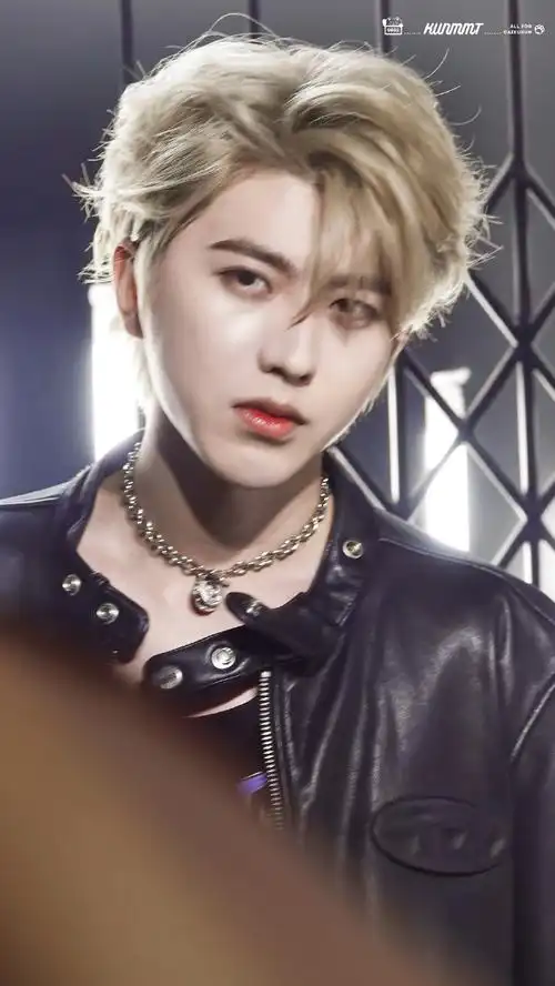 蔡徐坤金发皮衣造型梦回重生##蔡徐坤和粉丝合照