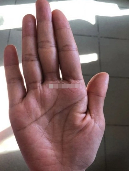 手有元宝纹钱财源源不断财运运势极佳易受人器重