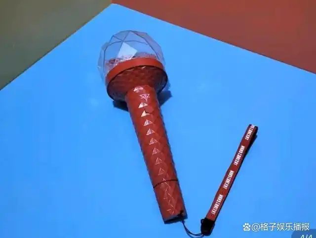 有韩团粉丝质疑华晨宇演唱会荧光棒与韩团seventeen应援棒相似,疑似