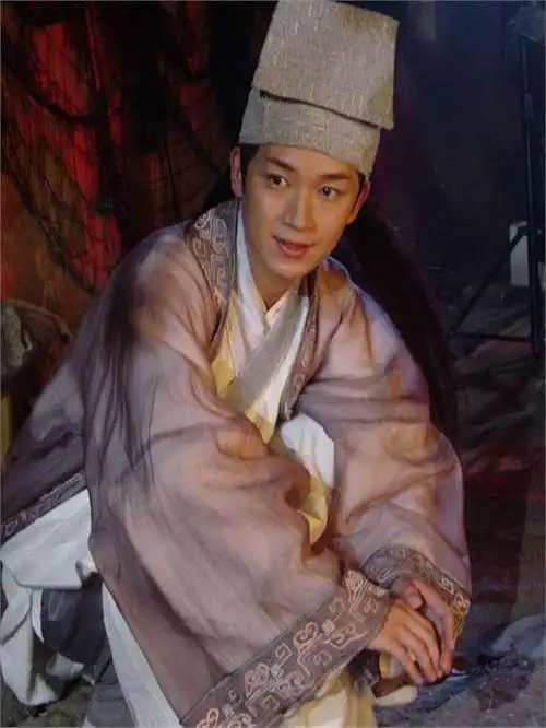 潘粤明饰演的许仙当年惊艳了多少时光,这一点无从得知.