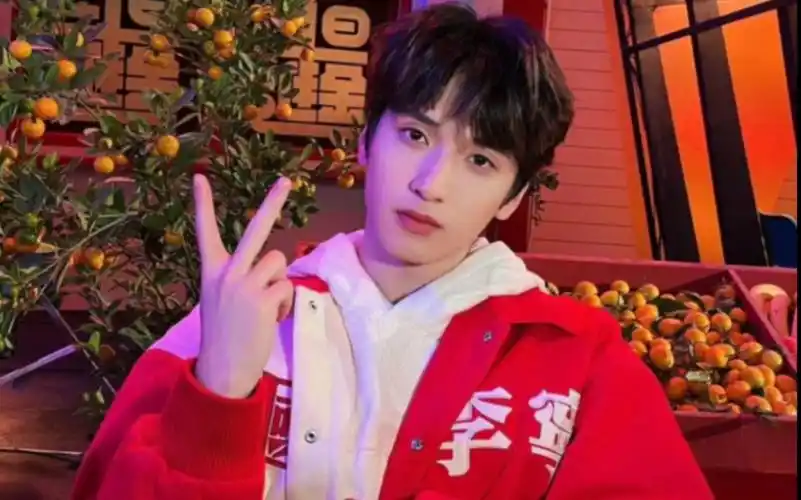 严浩翔和红色绝配