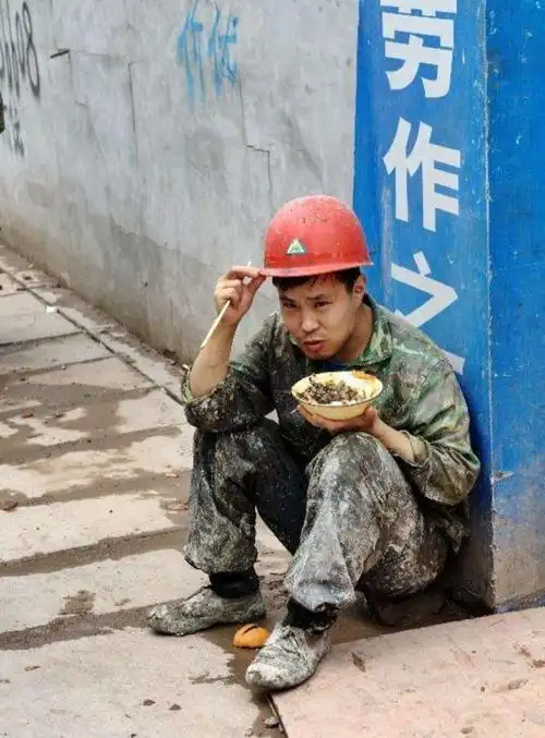 揭秘:农民工一天赚三四百,为啥还是不富裕?打工越打越穷!