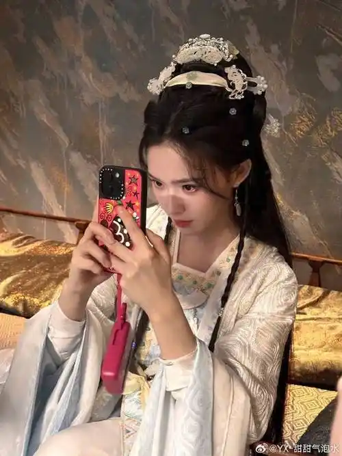 林允撑伞回眸#林允的古装造型一直都非常漂亮,但是明明可以靠颜值,偏