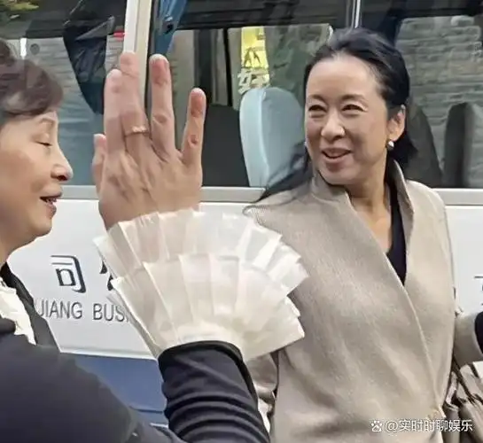 65岁朱玲玲和62岁叶倩文同框我见到了大美人优雅老去的魅力