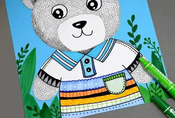 以森林中的小熊为主题进行创作,通过短线条的重复排列体现毛发的质感