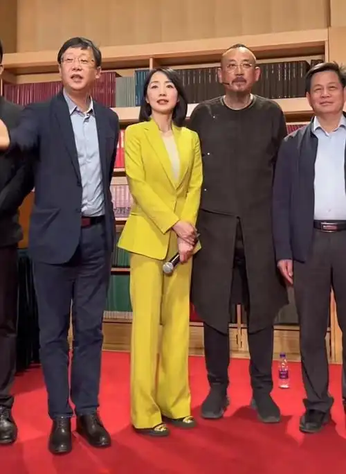 央视气象女神杨丹私下露面,生图曝真实颜值,高龄产子仍纤细婀娜最新