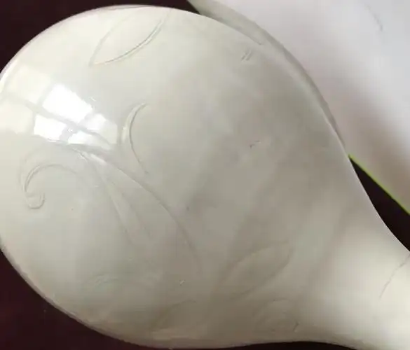 写美篇在定窑器物的外壁,经常有细密如竹丝的划痕(见下图),这些划痕是