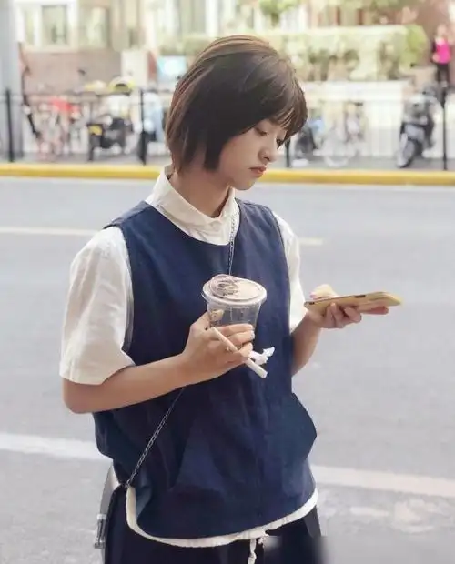 短发一直都是沈月的标志性造型,而她的这个造型,看上去也是少女感十足