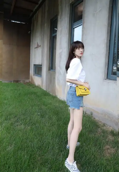 袁冰妍不愧是瑜伽达人t恤配超短裤一双美腿不仅白嫩还超纤细