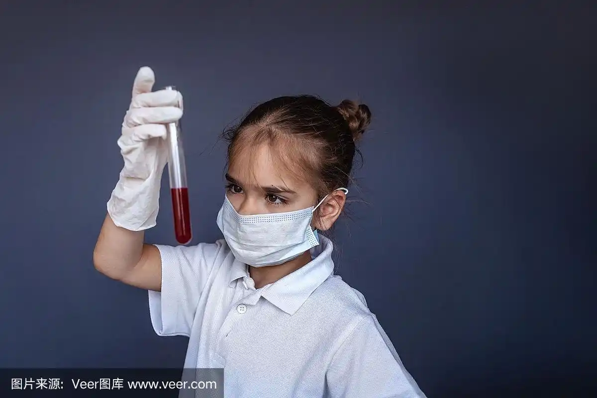 可爱的孩子戴着口罩和医用手套,拿着冠状病毒血液检测结果