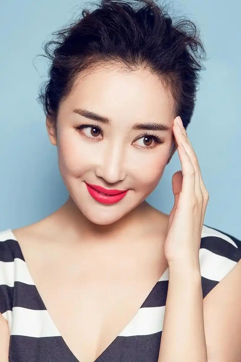 2013年3月,与严宽合作主演了爱情励志剧《恋了爱了》,杜若溪在剧中