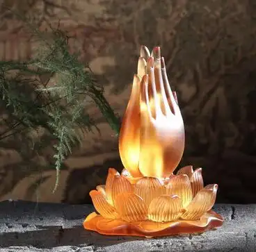 像时,也都双手合十表示尊敬,一般配以其他礼节,比如五体投地,顶礼佛足