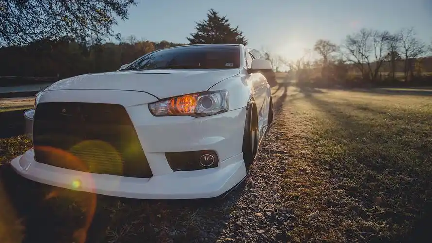 白色三菱evo改装车秋季摄影宽屏壁纸壁纸图片