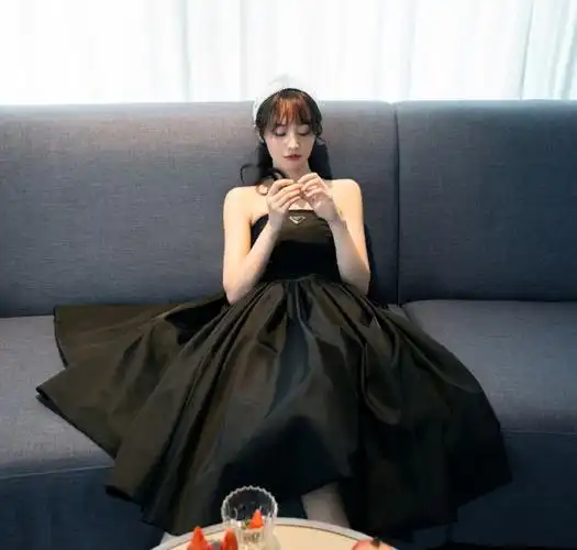 30岁的郑爽是"逆龄生长"?穿prada抹胸礼服,气质超高级