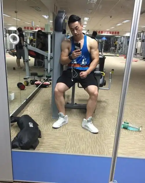 肌肉型男的方形胸肌备赛季增长肌肉不吃米饭