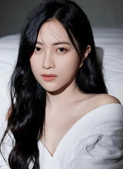 包文婧披肩散发香肩!_高清图集_新浪网