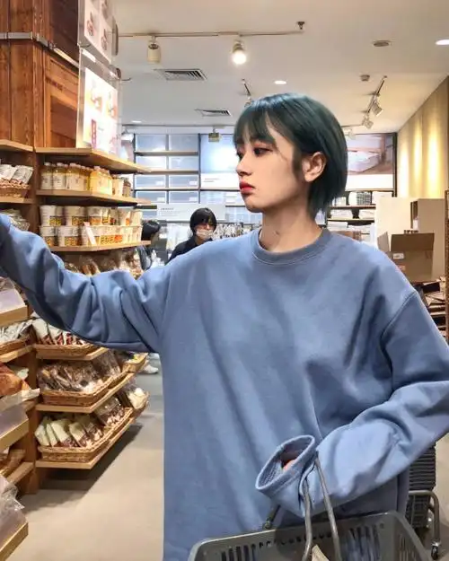 短发蓝色发型图片女生