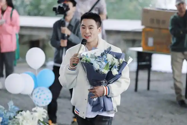 欧豪超话#欧豪1013生日快乐#霜染红枫 晚来秋浓晓光微云 岁月悠悠十年