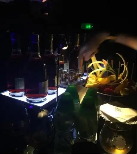 在酒吧不要随意让人碰你的酒杯