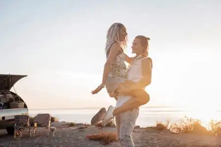 抱着老婆运动金发男友一边高兴, 一边把未来的妻子抱在手上照片