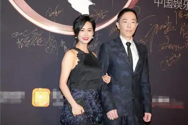 原创朱茵罕见与老公同框52岁还有傲人身材穿无袖连衣裙太抓眼球了