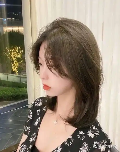 韩式时尚感十足的发型,齐锁骨的内扣弧度,勾勒出性感妩媚即视感,搭配