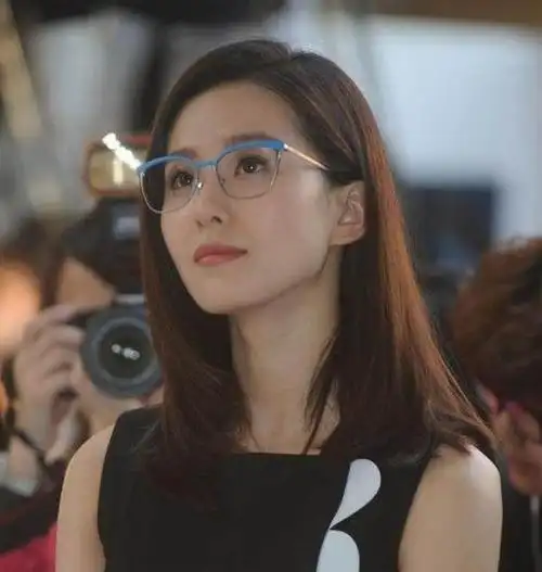 林心如戴眼镜很洋气因为颜值的缘故吗谁能认出她