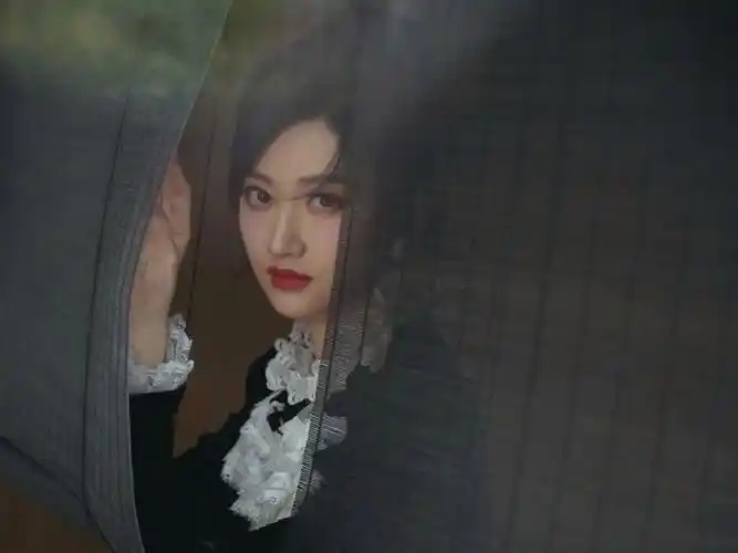 景甜蕾丝开叉黑裙亮相又甜又飒的造型引爆时尚圈