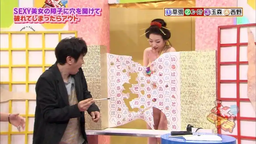 小日本变态奇葩节目 戳破窗纸看清凉美女胴体?