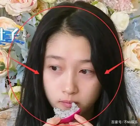 关晓彤"素颜照"被疯传,黑眼圈7级滤镜遮不住,确定才23岁?