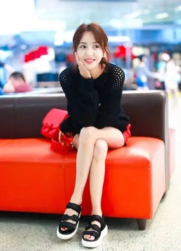 佟丽娅美得太出众!这么丑的凉鞋都能穿出高级感,一双美腿超抢镜