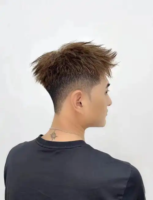 今年最流行的发型男生