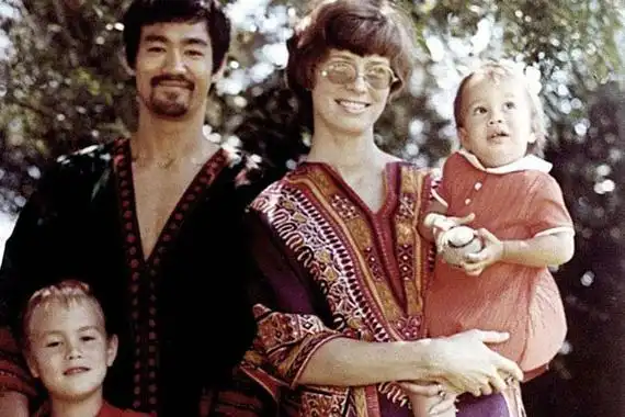 李小龙女儿李香凝个人资料丈夫是外国人