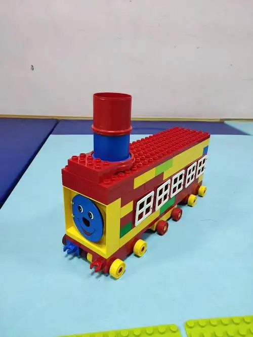 启迪乐高学员:霖霖楠楠的作品《托马斯》