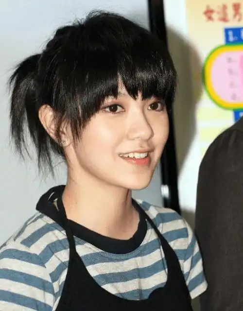 不过自从剪了短发之后,郭采洁的气质一下就变了,直接从甜妹变成御姐.