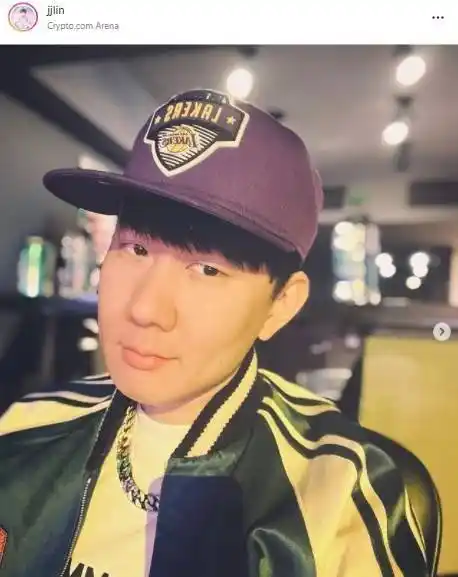 今天歌星林俊杰晒出了自己带着湖人队帽子的照片,并定位在了湖人主场