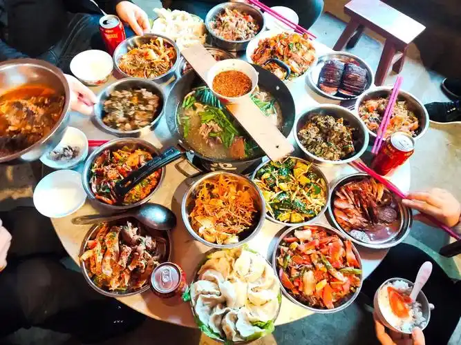 一桌贵州少数民族传统菜