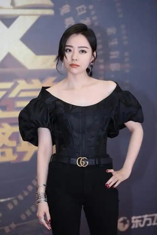 张靓颖穿黑色露肩装好有料皮肤白皙秀精致锁骨气质太迷人