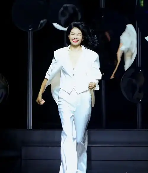 模特,演员,设计师,企业家,女儿,妻子,母亲……在"初生代模特"吕燕身上